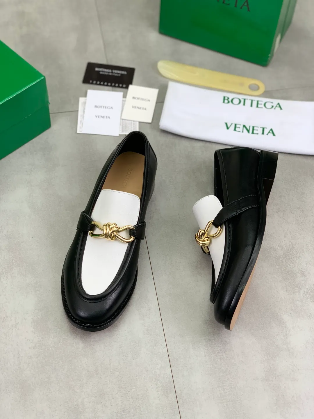 Men's shoes 💰P820 [New model] (genuine leather outsole) water-dyed cow lining 💰High-quality business couple leather shoes 💎💎💎 BOTTEGA VENETA official website synchronizes the latest top version of BV in the market, accept material comparison, shoe type comparison, process comparison, practical and textured, versatile and suitable for any occasion, the more you look at it, the more flavorful it becomes. Purely hand-knitted craftsmanship - Upper material, calfskin imported from Italy 🇮🇹 - High-quality water-dyed cowhide lining - Original private model customized leather outsole -Size: Female 35-39 (40 ordered) Male 39-44 (38 45 can be customized) Color: Multiple colors available